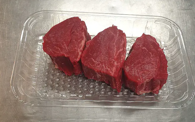 Welche Vorgehensweisen gibt es beim Laden von Produkten in Vakuum-Skin-Verpackungsschalen, um Lufteinschlüsse zu verhindern und eine gleichmäßige Versiegelung sicherzustellen?